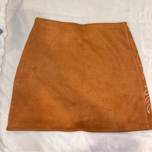 Embroidered faux suede tan mini skirt - Picture 4 of 5